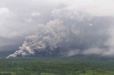 Endonezya’da Semeru Yanardağı patladı, alarm seviyesi en yüksek düzeye çıkarıldı 