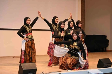 Endonezyalı öğrenciler geleneklerini ve ülkesini tanıttı 