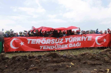 Enduro şampiyonasının finali Tendürek’te "Terörsüz Türkiye" pankartıyla başladı 
