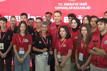 Enerji ve Tabii Kaynaklar Bakanı Bayraktar TEKNOFEST’TE gençlerle buluştu 