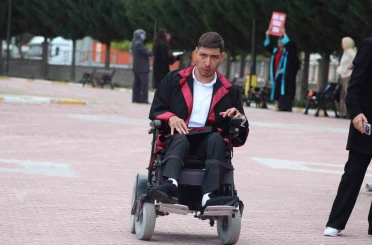 Engel tanımayan azmiyle okulundan mezun oldu 