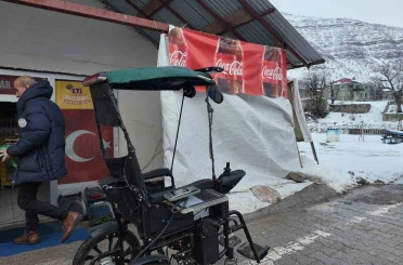 Engelli çocuğu için akülü sandalyeyi arabaya çevirdi 