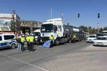 Engelli kız çocuğu ile annesine tır çarptı: Tırın altında kalan anne olay yerinde hayatını kaybetti 