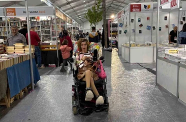 "Engelsiz Taksi" yazar Sena’yı her gün okurlarıyla buluşturuyor 