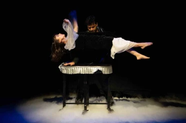 Enver Ertaş iddialı ve eğlenceli yeni gösterisiyle sahnede