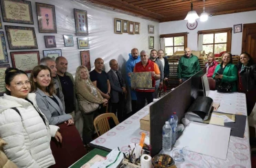 Erasmus projesi ortakları Menteşe’de geleneksel ebru deneyimi yaşadı