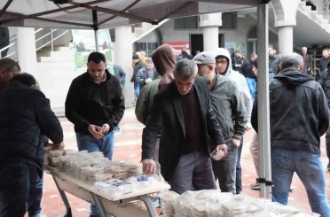 Erbaa Belediyesi şehitler için helva ikram etti 