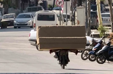 Erbaa’da motosikletle koltuk taşıdı 