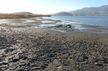 Erçek Gölü’nde su çekilince mikrobiyalitler ortaya çıktı 