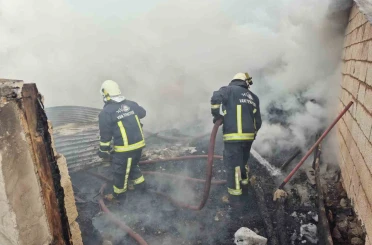 Erçiş’te ahır ve odunluk yangını 