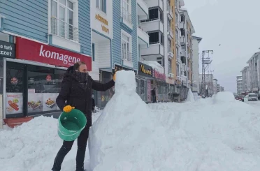 Erciş’te boş kalan esnaf kardan adam yaptı 