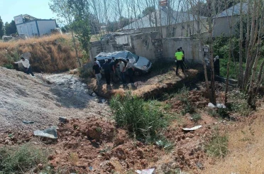 Erciş’te hafif ticari kamyonet takla attı: 4 yaralı 