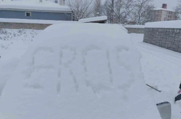 Erciş’te yoğun kar yağışı hayatı felç etti 