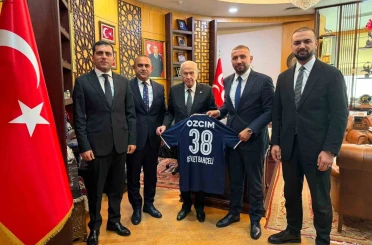 Erciyes 38 FK’dan MHP Genel Başkanı Devlet Bahçeli’ye forma hediyesi 