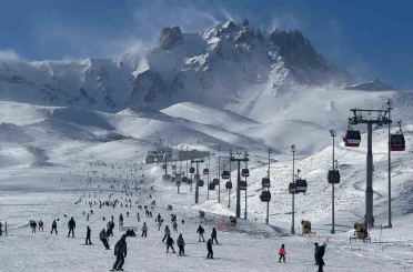 Erciyes’te hafta sonu pistler kayak severlerle doldu 