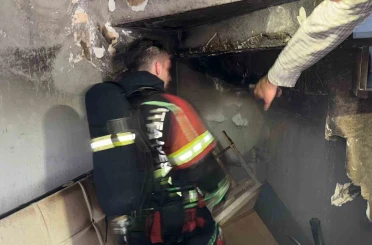 Erdek’te 2 katlı binanın giriş katında çıkan yangın söndürüldü 