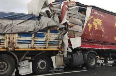 Ereğli'de 2 tır ve 1 minibüsün karıştığı kazada 1 ölü, 3 yaralı