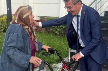 Erenler’de gönülleri ısıtan anlar: Makam aracını yaşlı kadına tahsis etti 