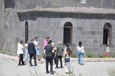 Ermenistanlı gazeteciler Kars’ı Keşfetti: Türkiye-Ermenistan medya değişim programı kapsamında tarih ve kültür turu 