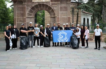 Ertuğrul Gazi Türbesi çevresinde poşet poşet çöp toplandı 