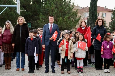 Ertuğrulgazi İlkokulu’nda ikinci dönemin ilk dersi bayrak temasıyla yapıldı 