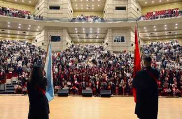 ERÜ Eğitim Fakültesi yeni mezunlarını verdi 