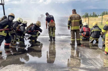 Erzincan Belediyesi itfaiye personelinin mesleki eğitimleri sürüyor 