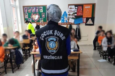 Erzincan’da çocuk polisi öğrencileri bilgilendirdi 