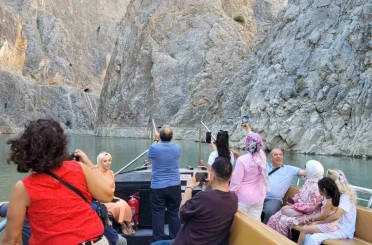 Erzincan’da dünyanın ikinci büyük kanyonunda tekne keyfi yapıp dağ keçilerini izliyorlar 