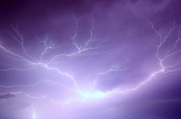 Erzincan’da geceyi aydınlatan şimşek ve yıldırımlar kamerada 