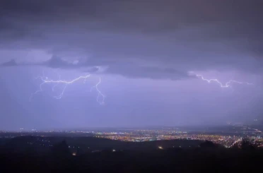 Erzincan’da geceyi aydınlatan şimşek ve yıldırımlar kamerada 