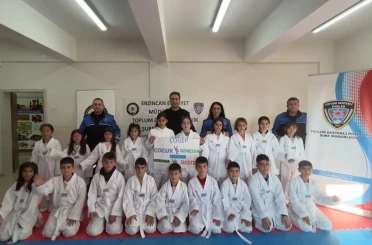 Erzincan’da "Hep Birlikte Aileyiz" Projesi kapsamında öğrencilere tekvando kıyafeti desteği 