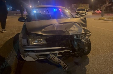 Erzincan’da iki araç kafa kafaya çarpıştı: 3 yaralı 