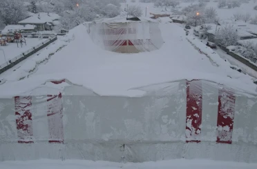 Erzincan’da kardan halı sahanın brandası çöktü 