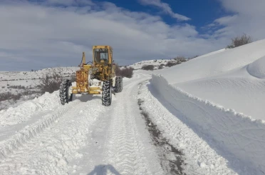 Erzincan’da kardan kapanan köy yolları yeniden açılmaya başlandı 