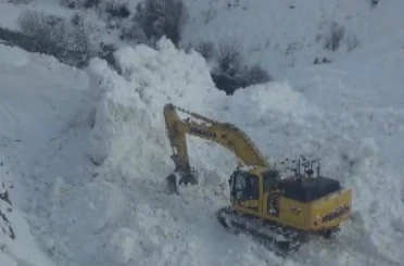 Erzincan’da köy yoluna çığ geldi 