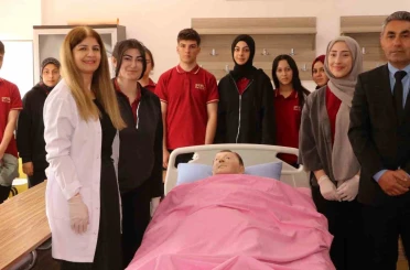 Erzincan’da meslek lisesi sağlık sektörüne bakım personeli yetiştiriyor 