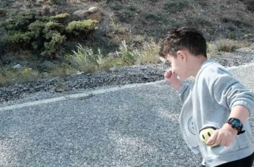 Erzincan’da minik çocuk ilk kez yılanla karşılaştı: Şaşkınlıkla baktı, cesaretle izledi 
