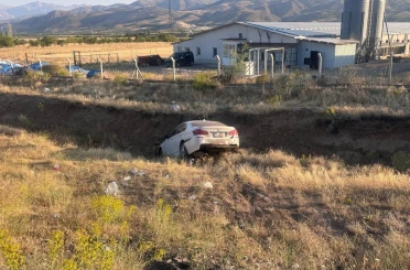 Erzincan’da otomobil yoldan çıktı: 3’ü çocuk 6 yaralı 