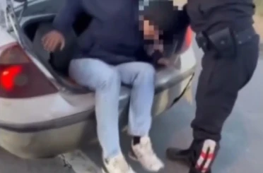 Erzincan’da otomobilin bagajında 2 kaçak göçmen yakalandı