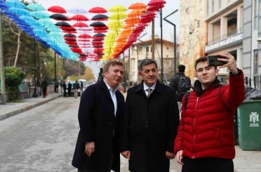 Erzincan’da rengârenk şemsiyelerle kaplanan sokak ilgi görüyor 