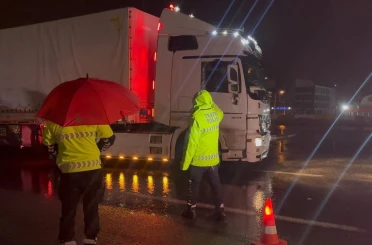 Erzincan’da sağanak, kar ve sis ulaşımı durdurdu 