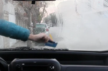 Erzincan’da soğuk hava etkili oldu: Araç camları buz tuttu 