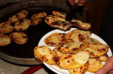 Erzincan’da soğuk kış gecelerinin sıcak lezzeti kaşarlı patates 