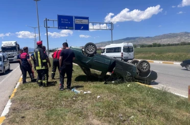 Erzincan’da takla atan otomobilde 2 kişi yaralandı 