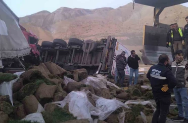 Erzincan’da tır kazası: 2 yaralı