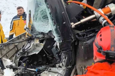 Erzincan’da yolcu otobüsü tıra çarptı: 3 yaralı 