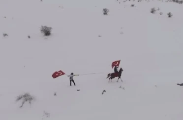 Erzincan’ın beyaz örtüsünde farklı snowboard deneyimi 
