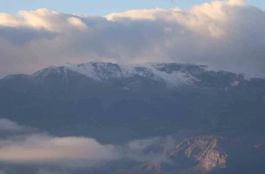 Erzincan’ın etrafını çeviren dağların yüksek kesimlerine mevsimin ilk karı düştü 