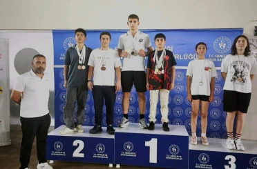 Erzincanlı yüzücüler ANALİG bölge müsabakalarından 12 madalyayla döndü 